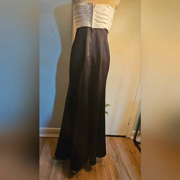 Black and White Strapless Dress. Size 12. Flare Hemline - Picture 7 of 8